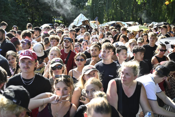 Fani w upale czekają na koncert The Weeknd. Tłumy w Warszawie