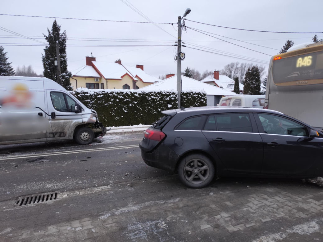 Zderzenie autobusu z dwoma autami w Skrzyszowie [ZDJĘCIA]