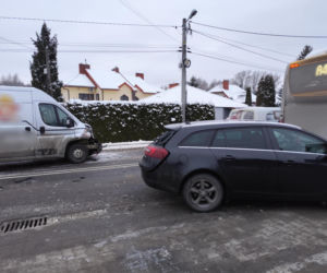 Zderzenie autobusu z dwoma autami w Skrzyszowie [ZDJĘCIA]
