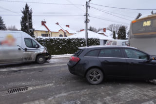 Zderzenie autobusu z dwoma autami w Skrzyszowie [ZDJĘCIA]