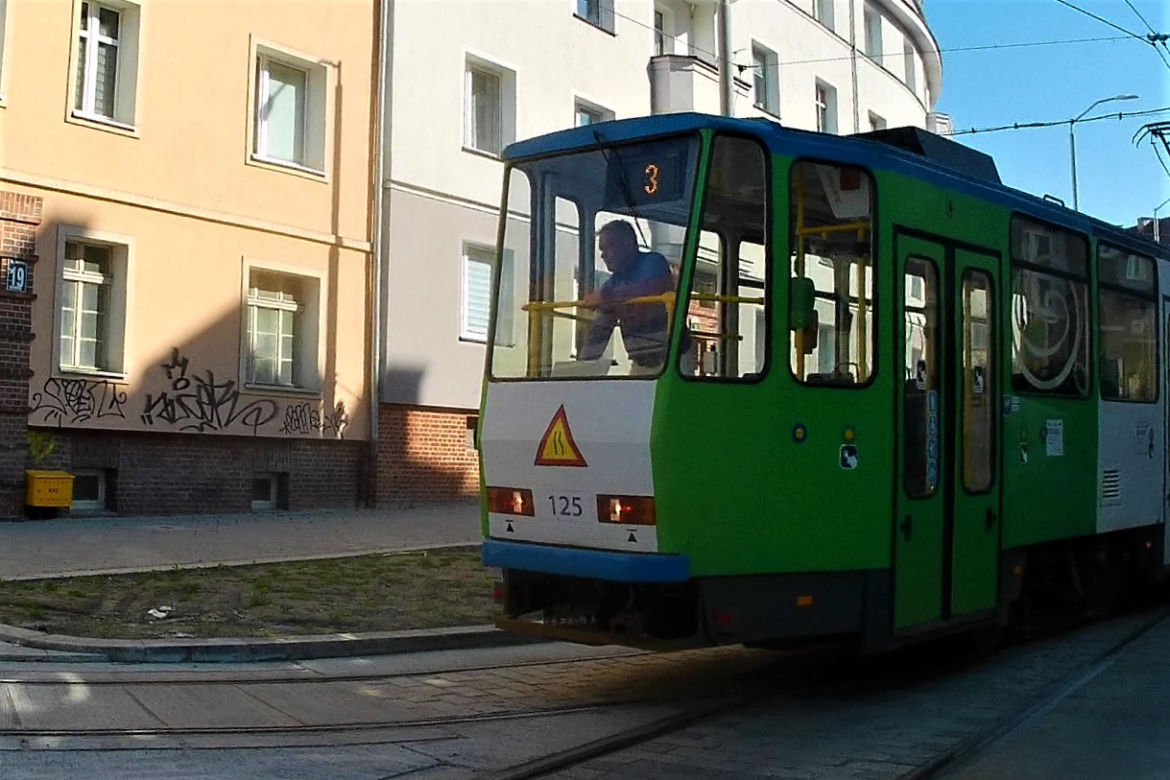 Dlaczego tramwaje jeżdżą tyłem? Niecodzienne manewry na szczecińskim Niebuszewie