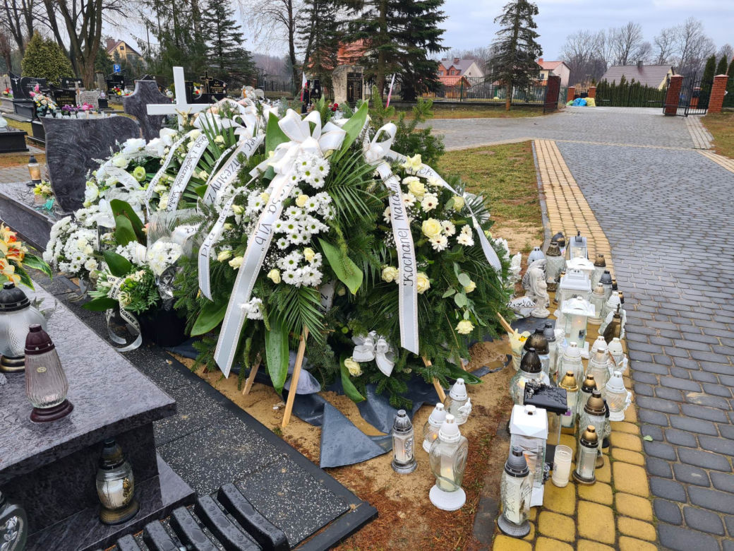 Grób Natalii usłany kwiatami [GALERIA]