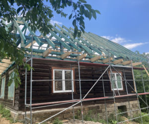 Remont drewnianej chaty w Tropiu (woj. małopolskie)