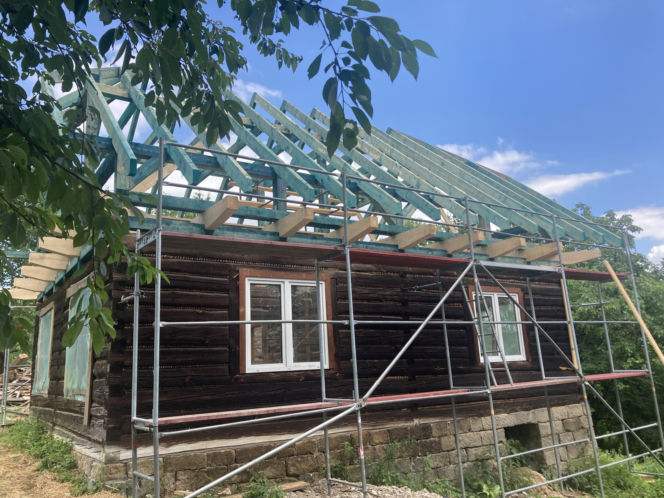 Remont drewnianej chaty w Tropiu (woj. małopolskie)