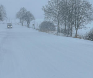 Ostróda w centrum śnieżycy. Burmistrz nocą ratował ludzi. Kierowcy nocowali w urzędzie