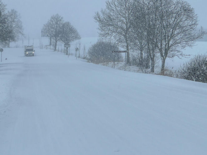 Ostróda w centrum śnieżycy. Burmistrz nocą ratował ludzi. Kierowcy nocowali w urzędzie