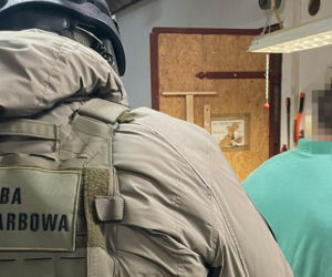 Celnicy zlikwidowali nielegalną fabrykę papierosów. Przejęli towar warty ponad 10 milionów