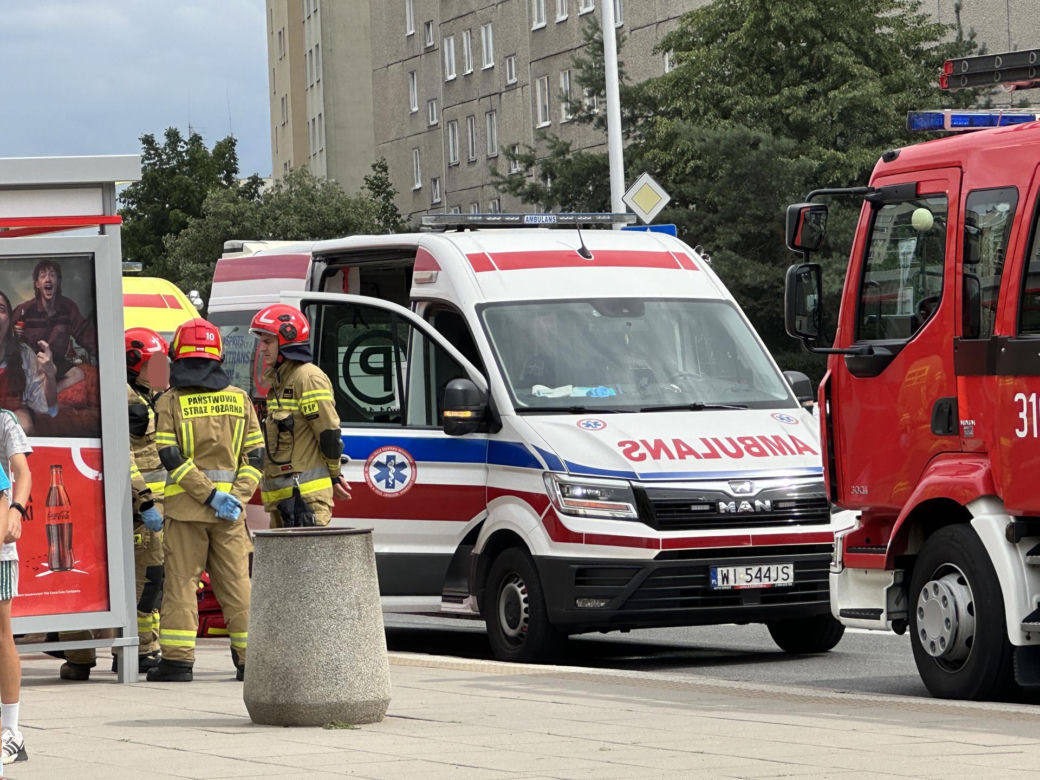 Horror na przystanku autobusowym w Warszawie. Upadł na ziemię i zmarł. Reanimacja nie przyniosła skutku