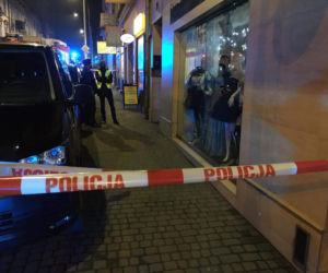 Mężczyzna zabarykadował się w mieszkaniu z kilkuletnim dzieckiem. Ma przy sobie NÓŻ