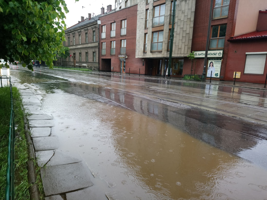 Powódź w Krakowie: Poziom Wisły dramatycznie rośnie. Most Dębnicki zagrożony?