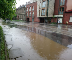 Powódź w Krakowie: Poziom Wisły dramatycznie rośnie. Most Dębnicki zagrożony?