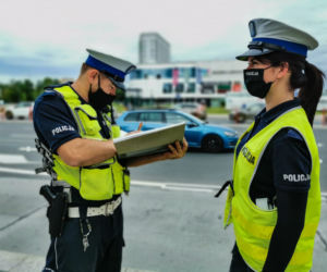 Białystok. Policjanci sprawdzają, czy pasażerowie BKM noszą maseczki. Za jej brak jest 500 zł mandatu [ZDJĘCIA]