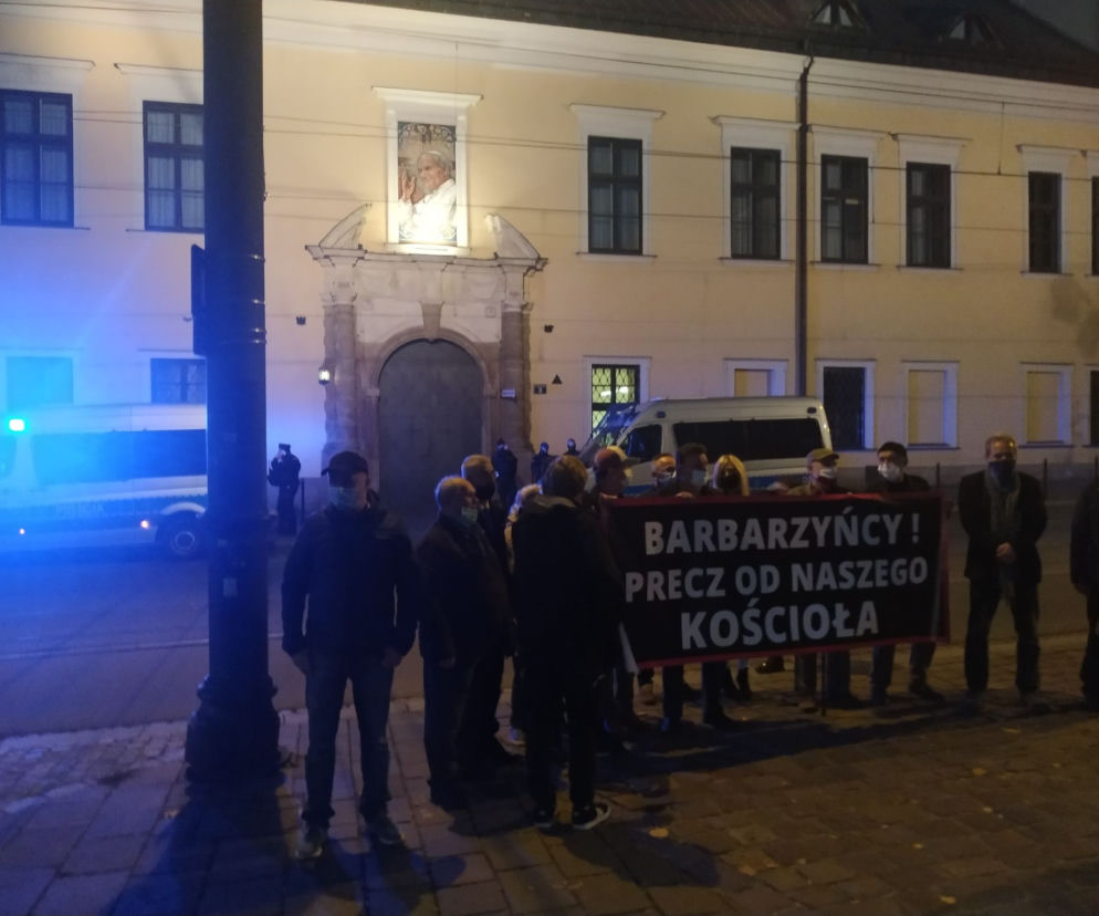 Jest krakowska odpowiedź na wezwanie Jarosława Kaczyńskiego do obrony wiary. 30 osób spotkało się przed kurią
