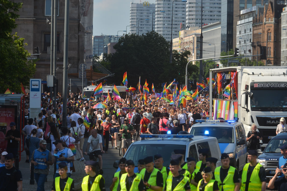 Parada Równości 2021 w Warszawie: ogromne siły policji w centrum miasta	