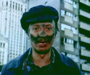 Wojciech Pokora odzywa się z zaświatów i siada z żoną w fotelu