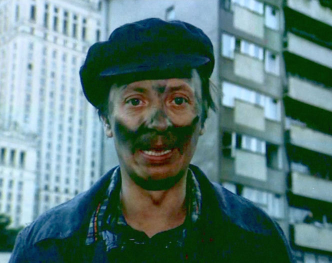 Wojciech Pokora odzywa się z zaświatów i siada z żoną w fotelu