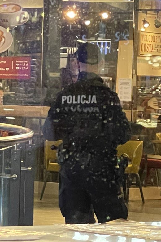 Tragiczna śmierć w Złotych Tarasach. Mężczyzna wypadł z trzeciego piętra