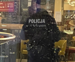 Tragiczna śmierć w Złotych Tarasach. Mężczyzna wypadł z trzeciego piętra