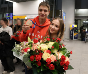 Władimir Semirunnij w czułych objęciach z dziewczyną po powrocie do Polski