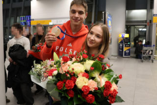 Władimir Semirunnij w czułych objęciach z dziewczyną po powrocie do Polski