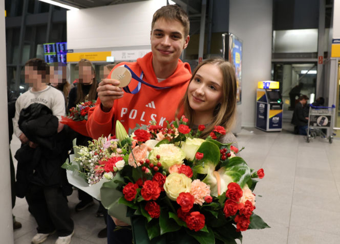 Władimir Semirunnij w czułych objęciach z dziewczyną po powrocie do Polski