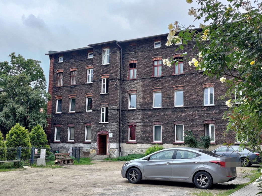Horror na imprezie. Krystian został znienacka skatowany. Bandzior skakał mu po głowie