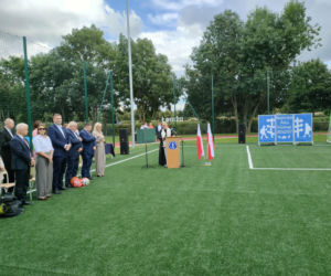 Nowe boisko piłkarskie ze sztuczną nawierzchnią przy SP1 w Łomży oficjalnie otwarte!