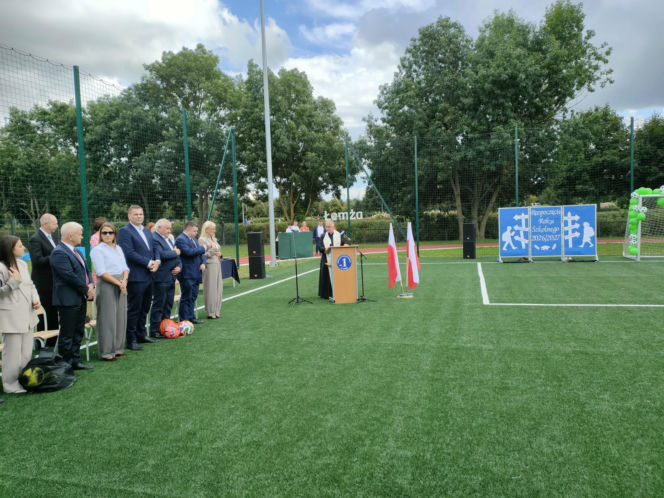 Nowe boisko piłkarskie ze sztuczną nawierzchnią przy SP1 w Łomży oficjalnie otwarte!