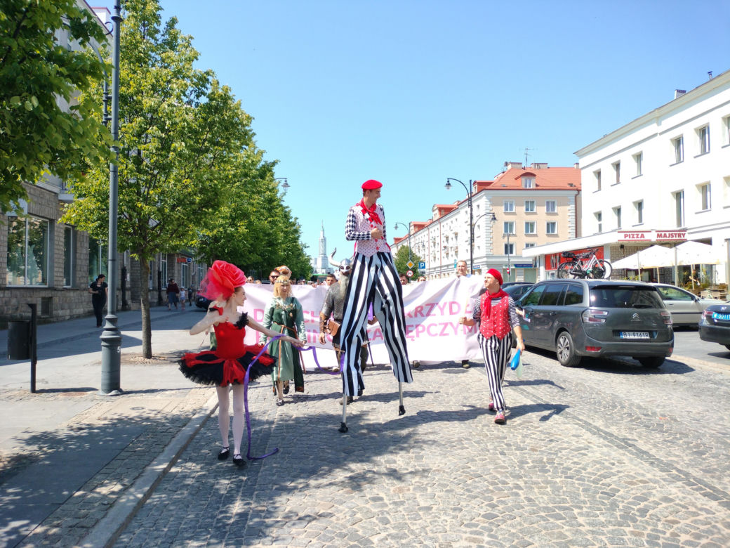 Chcieli podkreślić potrzebę swoich działań. Ulicami Białegostoku przeszedł Marsz Rodzin Zastępczych
