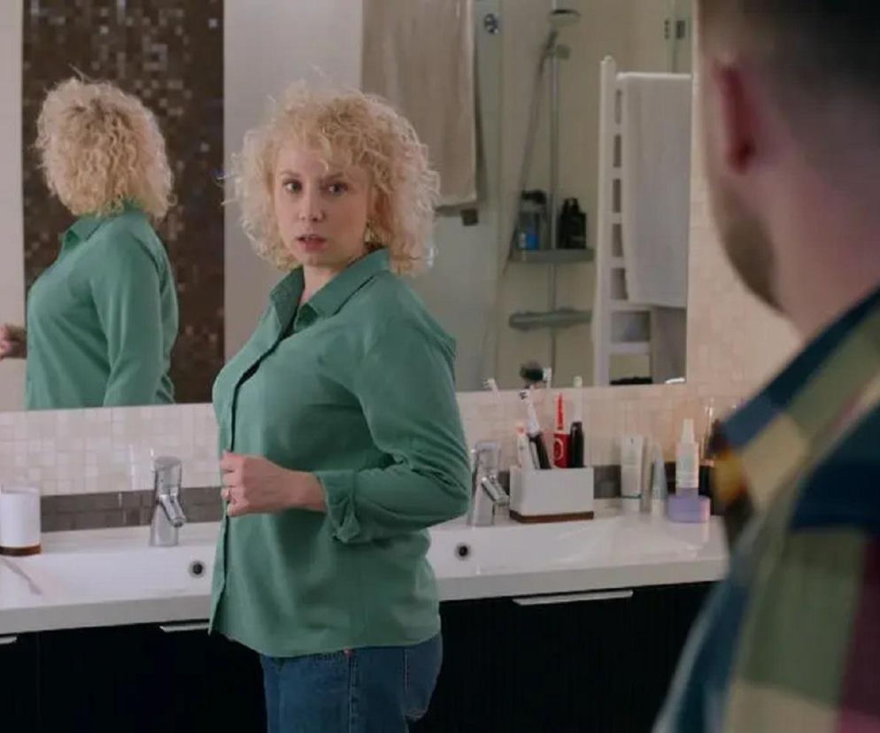 Beata, bohaterka serialu Na Wspólnej, w łazience spogląda na Pawła, podczas kłótni o zdradę, co zwiastuje dramatyczne wydarzenia w 4148 odcinku. Emocje sięgają zenitu, a o dalszych losach bohaterów przeczytasz na portalu Super Seriale.