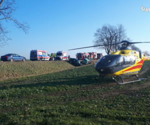 Policjanci uratowali poszkodowaną w wypadku. Kobieta była cała zakrwawiona, ledwo oddychała 