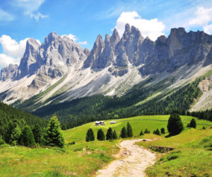 Wypad w góry nie tylko zimą? Skyscanner ujawnia trend „Na wysokości”: górskie podróże poza sezonem rosną w siłę! 