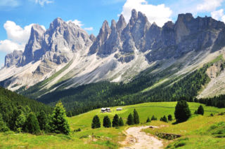 Wypad w góry nie tylko zimą? Skyscanner ujawnia trend „Na wysokości”: górskie podróże poza sezonem rosną w siłę! 