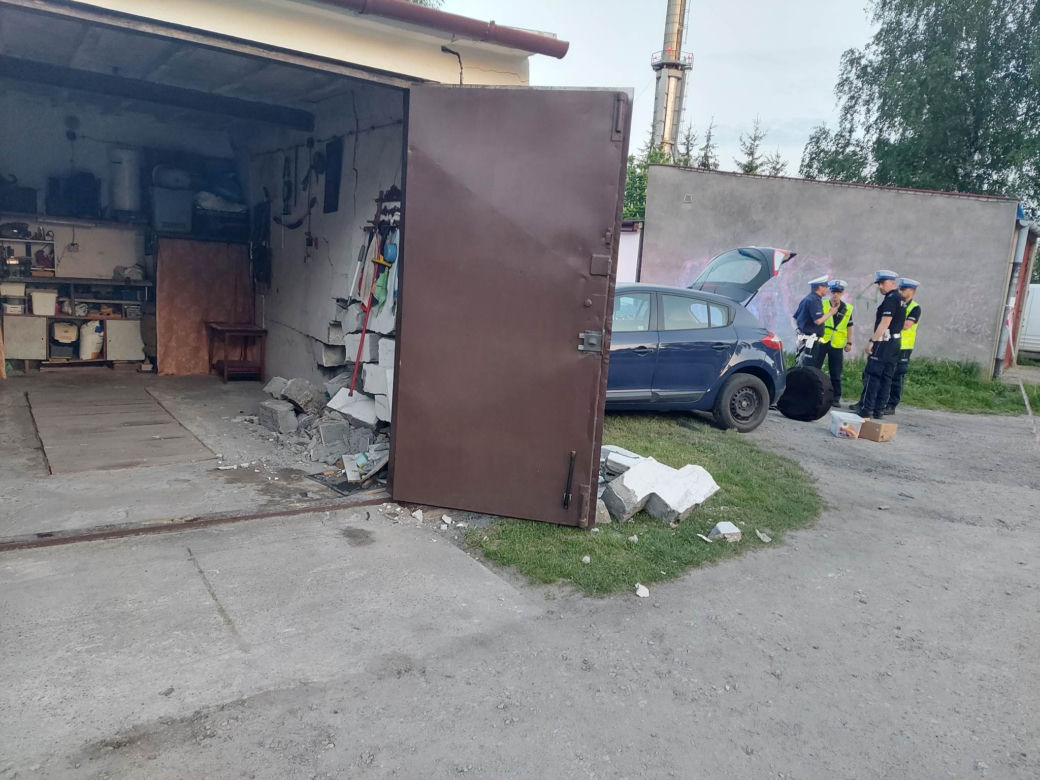 Pijany wjechał w garaż