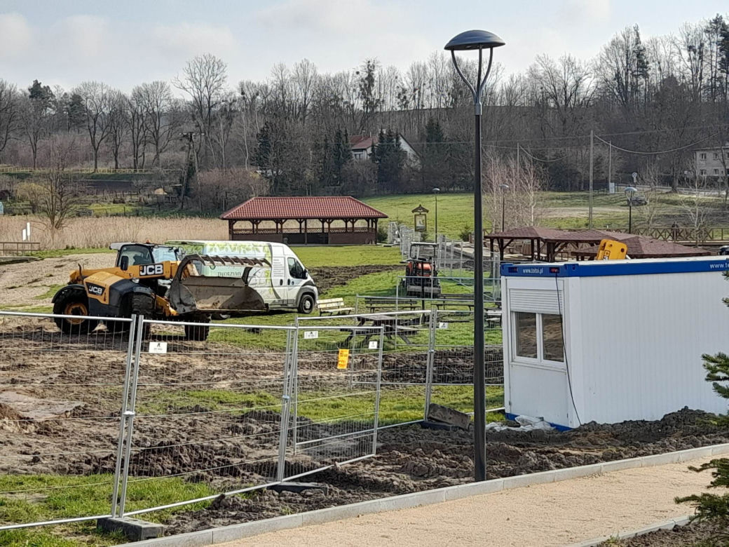 Ma być światowo, na razie jest błoto. Jedyne takie miejsce powstaje pod Olsztynem