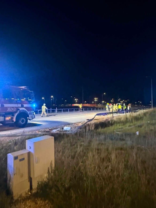 Gmina Zbuczyn: Na wysokości miejscowości Choja na autostradzie A2 auto osobowe uderzyło w barierki