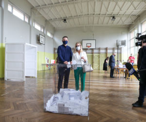 Rafał Trzaskowski głosuje z żoną w Rybniku