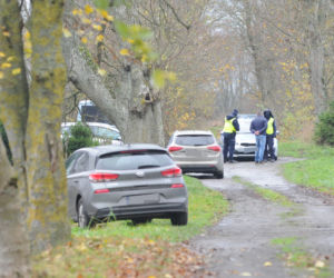 Rzucił się na policjantów z nożami, zastrzelili go