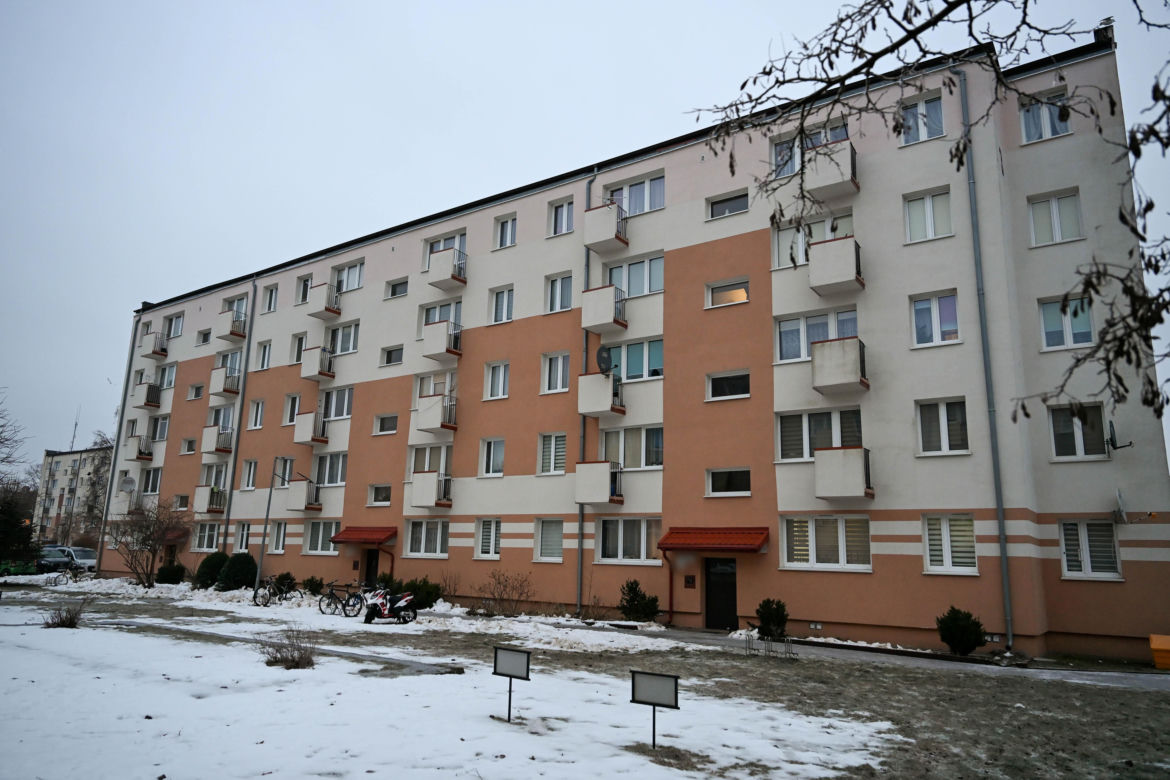 Dwa dni przed tragedią pozowali razem do zdjęcia. Dziś w mieszkaniu przy Bałtyckiej 3 nadal pracują śledczy