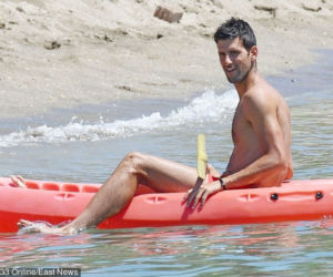 Novak Djoković na plaży z żoną Jeleną