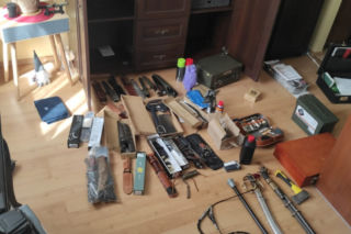 Znęcał się nad rodziną. Miał w domu mały arsenał i narkotyki