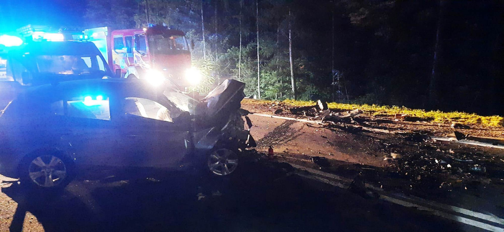 Straszny wypadek w Zabrzeży. Poszkodowani uwięzieni w samochodzie 