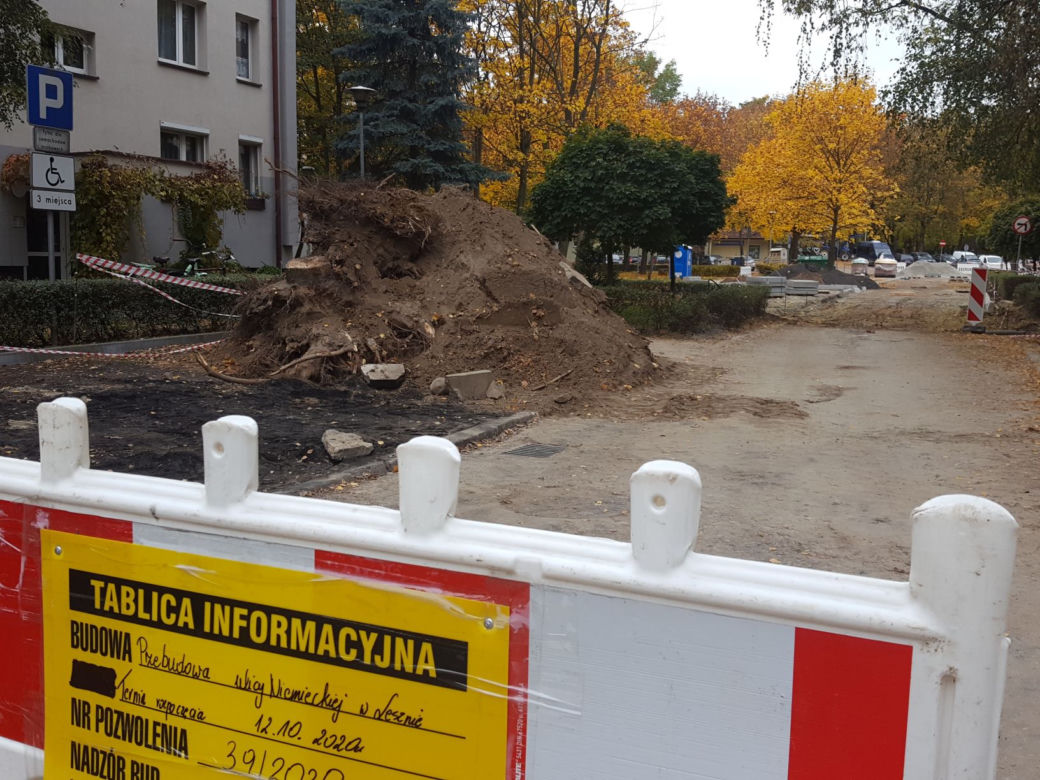 Rozkopy na osiedlu Przyjaźni w Lesznie. Będa nowe parkingi na ul. Niemieckiej