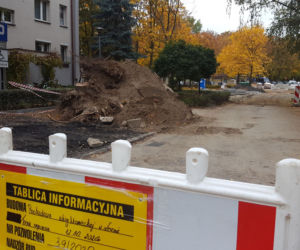 Rozkopy na osiedlu Przyjaźni w Lesznie. Będa nowe parkingi na ul. Niemieckiej
