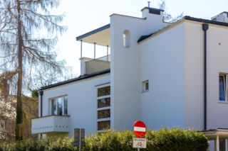 To jedna z ciekawszych willi Saskiej Kępy. Była wizytówką dla budowlańca, ale nie cieszył się nią długo
