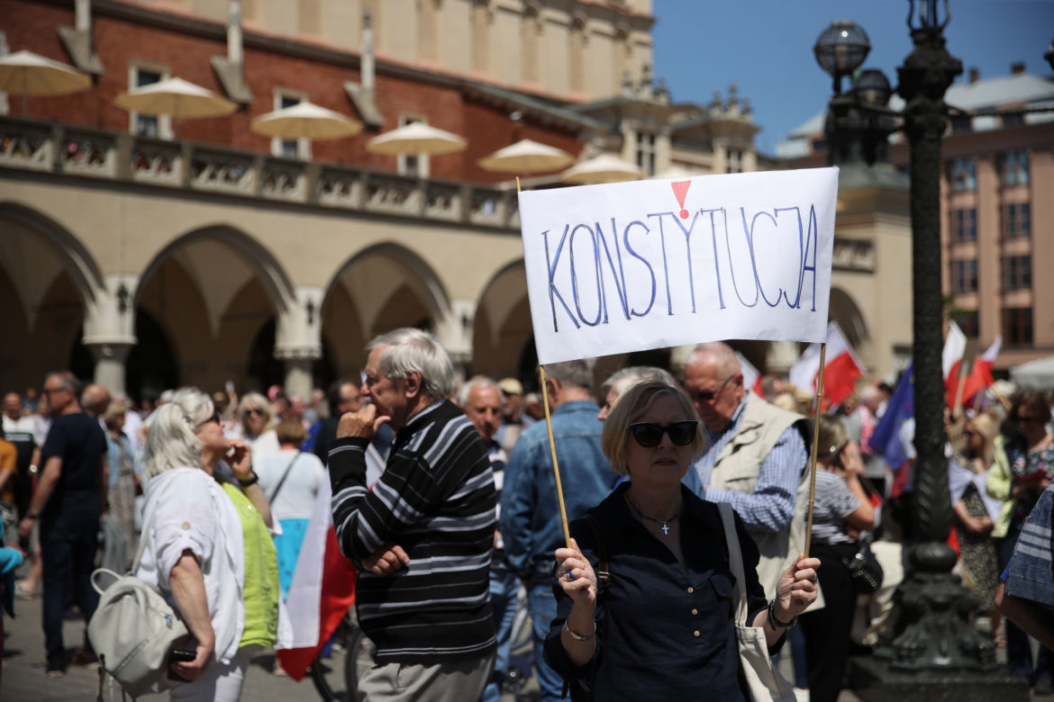 Marsz Wolności w Krakowie wspierający centralny, warszawski marsz z okazji 4 czerwca. Tysiące ludzi na Rynku Głównym