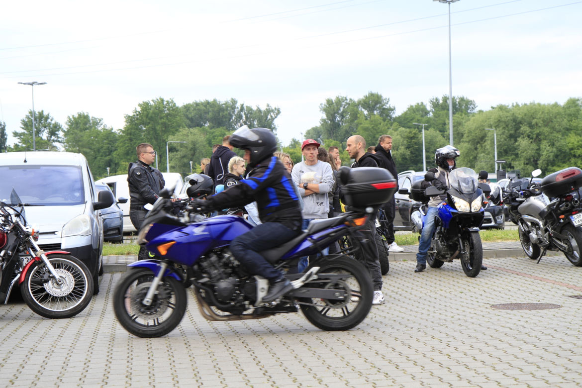 Przed Areną Lublin symbolicznie pożegnano dwójkę tragicznie zmarłych motocyklistów