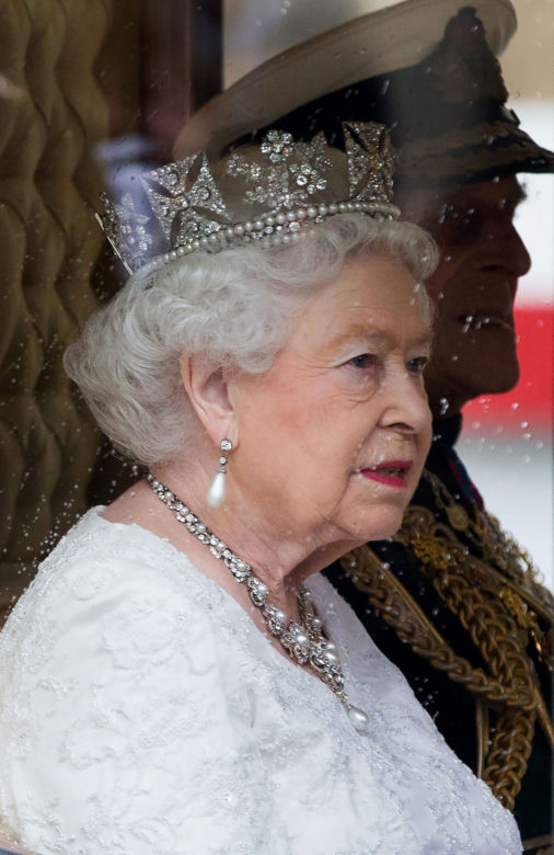 Królowa zabrała Meghan królewskie klejnoty