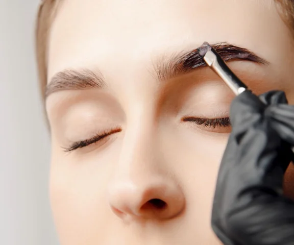 Wymieszałam z miodem i nałożyłam szczoteczką na brwi. Stały się naturalnie ciemniejsze o kilka tonów bez henny. Domowy sposób na przyciemnienie brwi