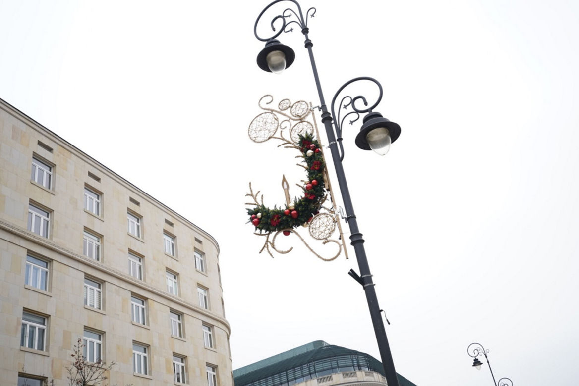 Świąteczna iluminacja coraz bliżej. Już montują bożonarodzeniowe światełka